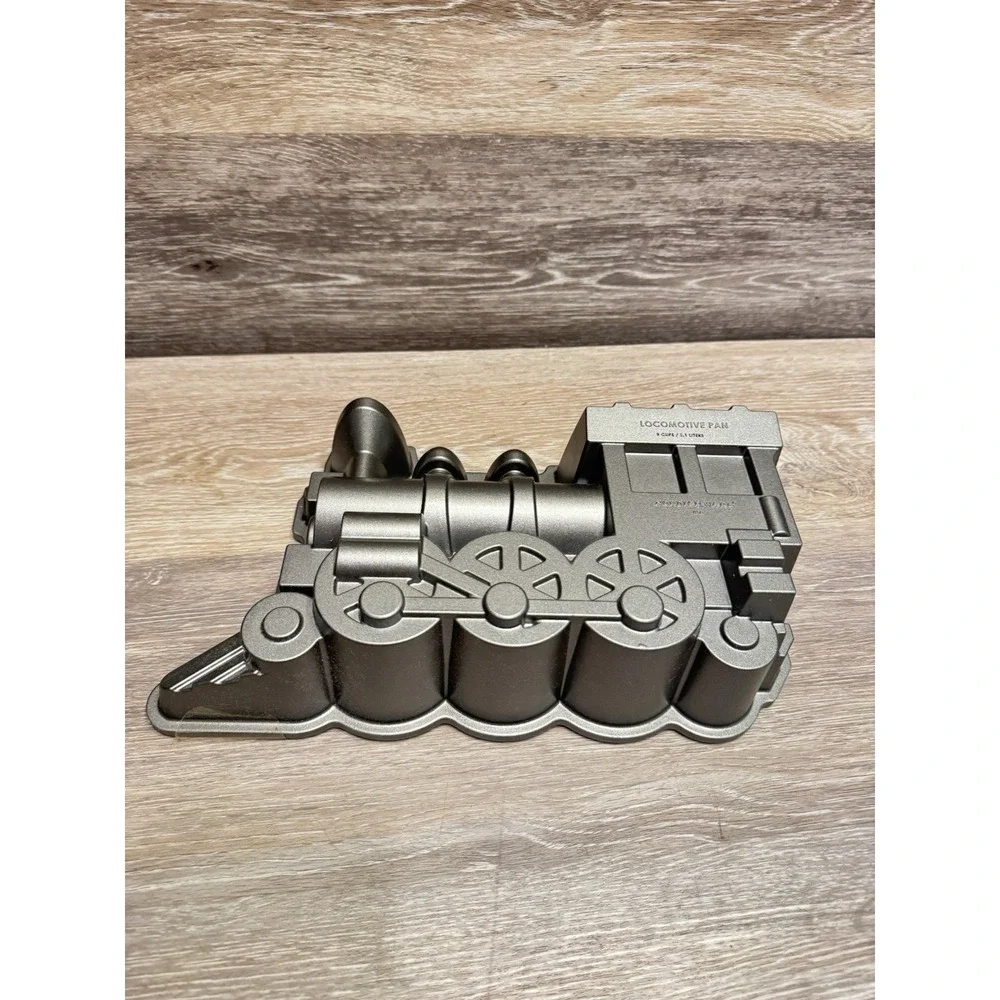 Nordic Ware USA Locomotive Train Cake Pan Cast Aluminium Baking Mold 9 Cups